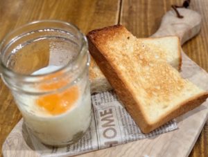 「エッグスラット」はルルドのトースト付き