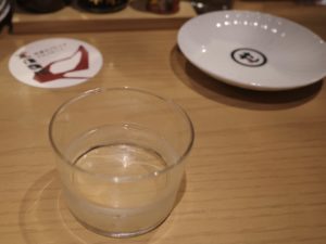 日本酒は小さなグラスで