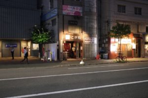 北海道大学正門の通りにあります