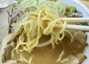 独特の中細縮れ麺