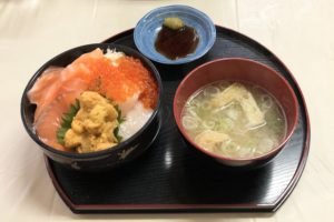名物の「海鮮四品丼」