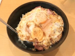 名物の「ベーコンエッグ丼」