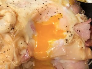 目玉焼きは半熟で黄身がトロリ
