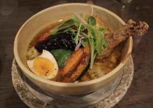 「チキンカレー」のレッグは“パリパリ”