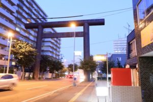 円山大鳥居手前右側が店です