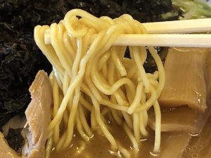 独特の「低加水麺」