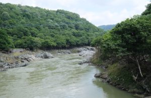 郊外の景勝地「神居古潭」を流れる石狩川