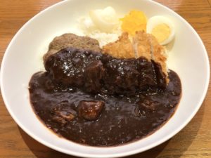 「ビーフカレー」にロースカツ(ハーフ)ビーフハンバーグをトッピング