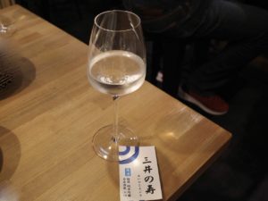 グラス売りの日本酒には「説明カード」