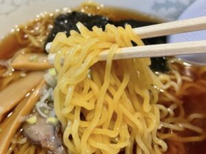 東京風の「中細縮れ麺」