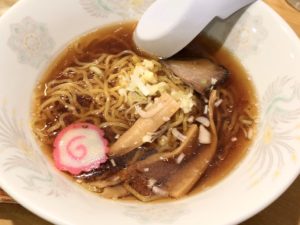シンプルな「正油ラーメン」(写真はセットの「半」サイズ)