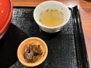 「鶏スープ」に漬物付き