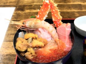ネタが埋もれる「おまかせ海鮮丼」