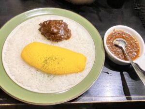 ビーフカレーに「チーズオムレツ」トッピング