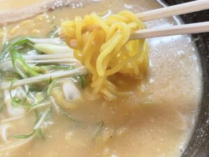 札幌らしい黄色い「中太縮れ麺」