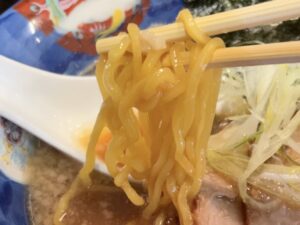 札幌らしい「黄色い縮れ麺」