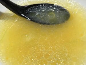 「味玉」を溶いたスープは旨味たっぷり！