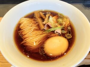 「地鶏光麺醤油」＋味玉