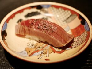 まぐろの漬けを江戸料理の「ねぎま」風に握った “弐ノ蔵スペシャリテ！”