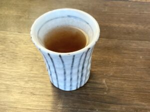 席に着くと「そば茶」を出してくれます