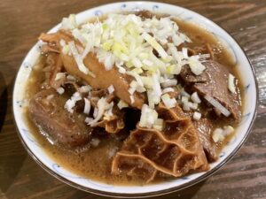 看板料理の一つ「牛もつ煮込み」