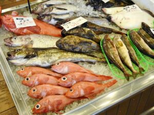 札幌の市場で売られる鮮魚