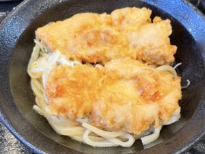 「とり天」が2つでうどんが隠れるほど