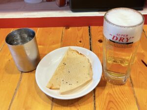 「生ビール」にインド煎餅「パパド」