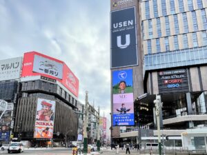 お馴染み「すすきの交差点」右が「ココノススキノ」