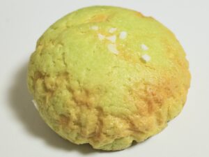 上にはカリカリ大粒のシュガー