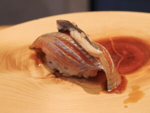 軽く酢締め、炙り身を乗せて握ります