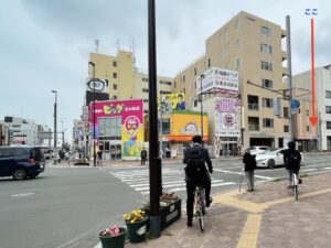 正面が北24条駅、右は札幌駅方面