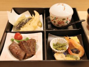 まずは料理が運ばれます