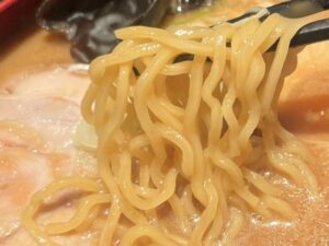札幌らしい「縮れ麺」