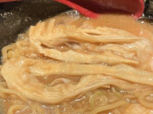 チャーシュの下には大きな「穂先メンマ」