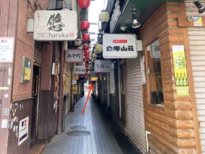 朝9時、一軒だけ(矢印)看板に灯が点ります