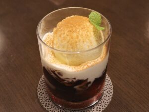 アイスの上にはシナモンパウダー