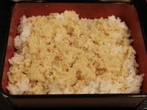 高級感のある「お重」で提供される「かにめし」