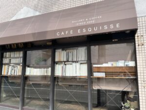 外から見たカウンター後ろの本棚