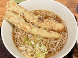 人気の「ちくわ天そば」(温)