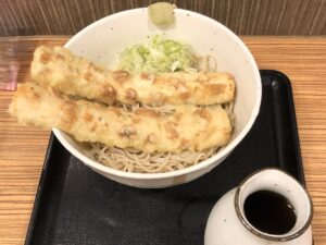 冷たい「ちくわ天そば」は“ぶっかけ”タイプ