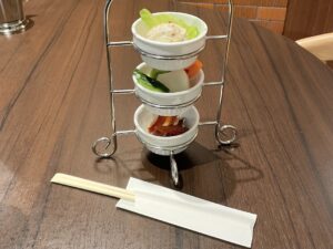 おしゃれなスタイルで登場