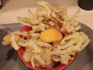 丼を大きくはみ出す大きな「かき揚げ」