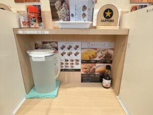 仕切り付きのカウンター席