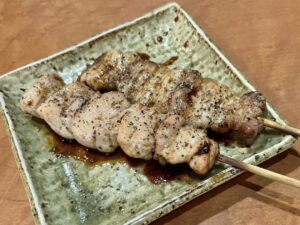 「とりもも」(左)「豚バラ」はタレで