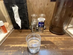 各種調味料・お冷や・ティッシュなど完備