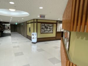 地下に降りると店が見えます