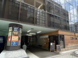 「昭和ビル」裏の入口