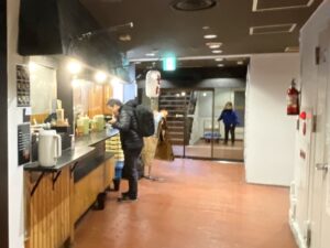 奥が昭和ビル1階出入口への階段