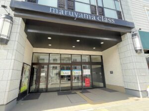 マルヤマクラス「裏参道」側出入口